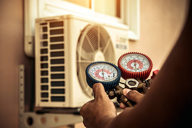 Professional Hvac technician working in Northbrook, IL